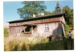 Pierwsza szkoła- stary dom Państwa Wiśniewskich. Fotografia pochodząca z 1999 roku