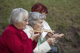 Seniorzy mają okazję spróbować własnoręcznie upieczonego chleba ze smalcem