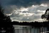 Widok na jezioro z mostu w pochmurny dzień