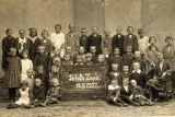 Zdjęcie grupowe uczniów ze szkoły w Zaniach pochodzące z 1927 roku